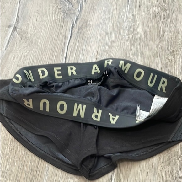 Under Armour Gray Athletic Shorts with Elastic Waistband and Breathable Fabric - Picture 5 of 9